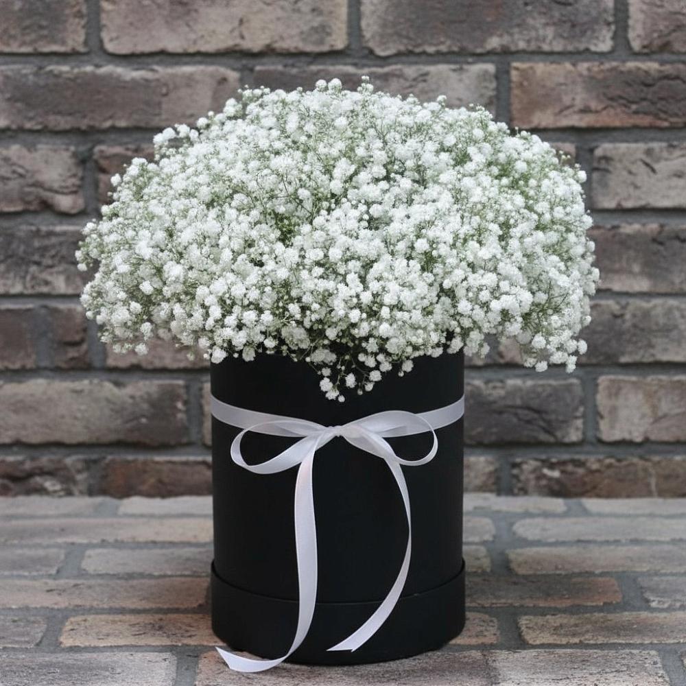 Цветочная композиция из Гипсофила в шляпной коробке в Шохово