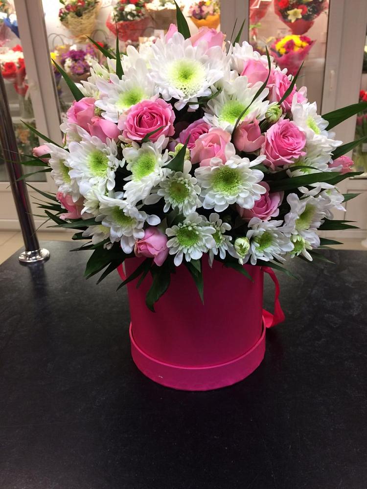 Цветочная композиция из Розы и Хризантемы в шляпной коробке в Шохово