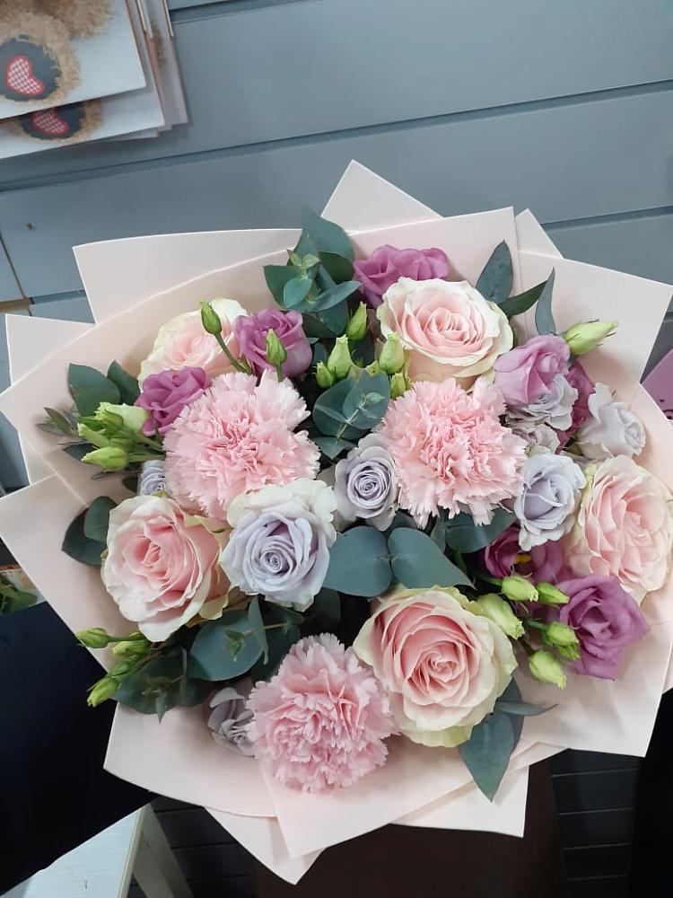 Букет цветов из: Розы, Гвоздики и Лизиантусы в Шохово